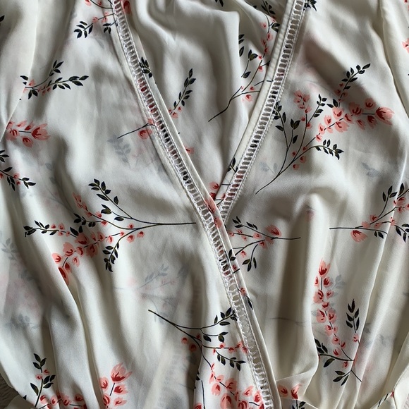 Sienna Sky woman’s floral Blouse. Size Small. - Picture 5 of 7